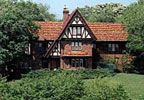 Des Moines, Iowa (IA) Bed & Breakfast: Come enjoy Iowa hospitality in an elegant setting. This 1923 Tudor mansion has been restored to its past glory. Butler House on Grand is a full service B&B that offers first rate amenities. The seven guestrooms feature local and national artists and designers.