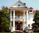 Iowa Falls, Iowa Bed and Breakfast:  We invite you to relax at the River's Bend Bed and Breakfast. Our Greek revival house, built in 1902, was renovated with you in mind...Classic simplicity with comfortable elegance.