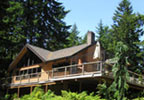 Cottage Grove, Oregon (OR) Bed & Breakfast: The Apple Inn is nestled in a forest on the family's 190 acre tree farm, yet only 6 minutes from town. Our inn is quiet, private and lovely. The rooms are decorated in elegant country and have antiques and handmade quilts. The Apple Orchard room has a queen bed and two twins with a sitting area and private entrance. The Tree House room has a queen bed and a claw footed tub for a bubbly soak.