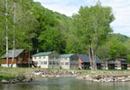 Hinton, West Virginia (WV) Bed and Breakfast: This riverside Bed and Breakfast and cottage rental property is uniquely located in the heart of the 62,000-land acre New River Gorge National River. Based on the edge of the New River, the Falls Lodge offers spectacular mountain and riverfront views.